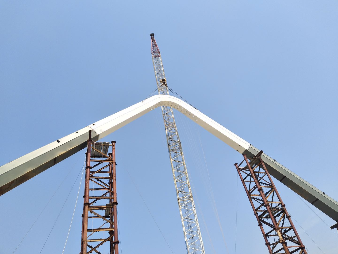 紫荊路跨龍王港河橋順利完成主拱合龍！