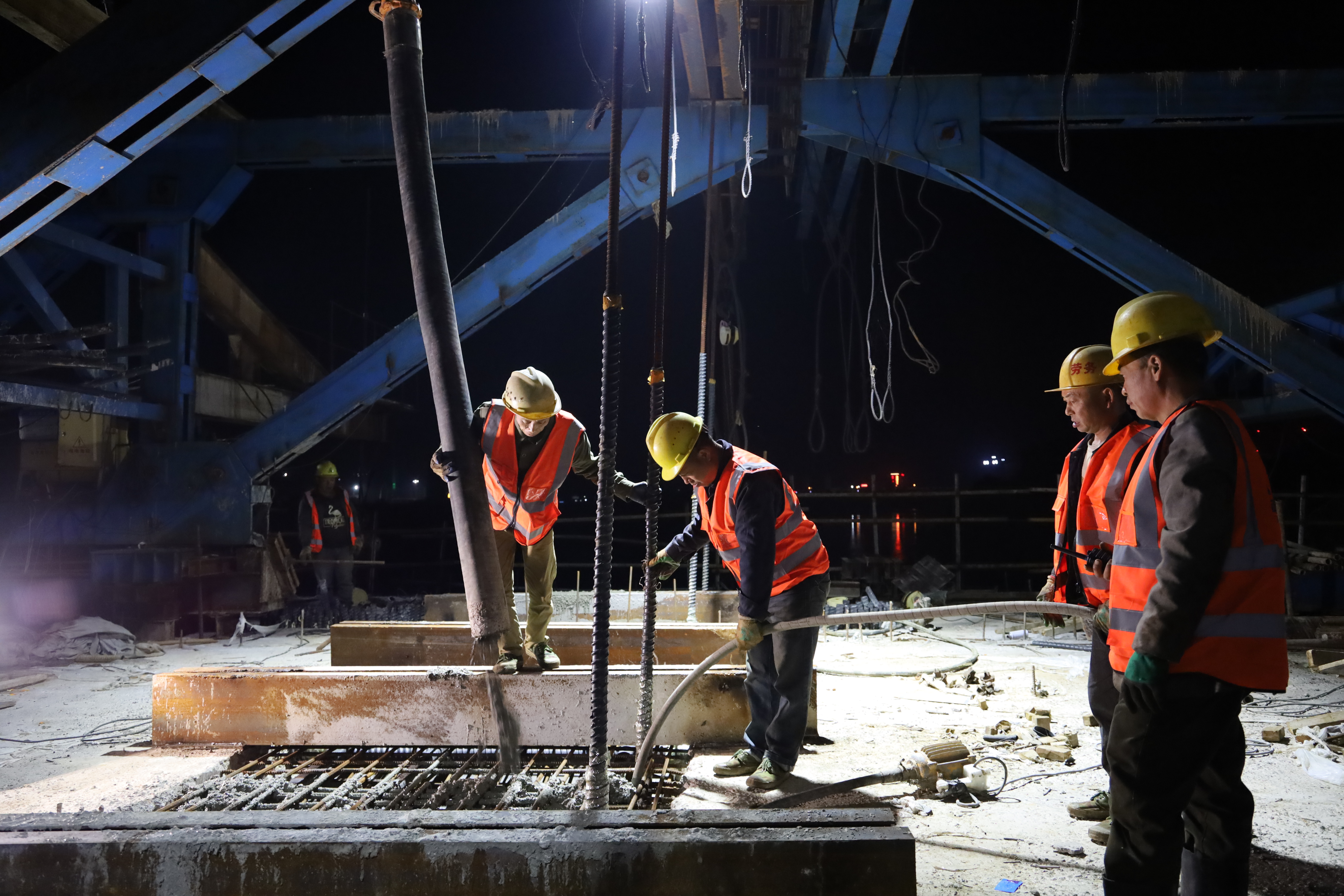 紅壁巖大橋中跨合龍段施工順利完成！