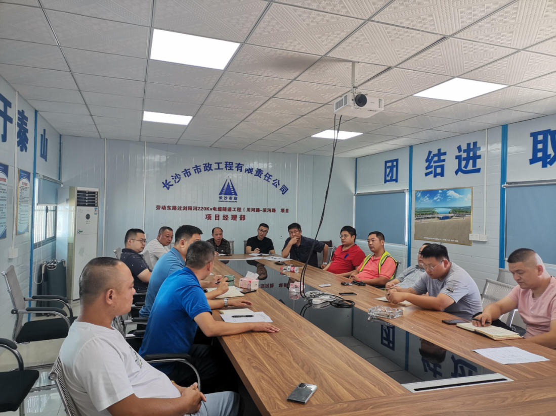 獻禮國慶 | 勞動東路過瀏陽河220kV電纜隧道工程頂進設(shè)備順利完成吊裝！